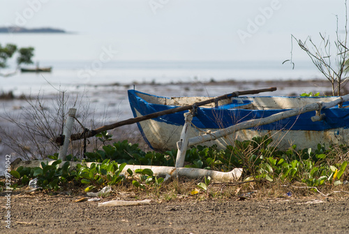 Pirogue traditionnelle au bord du lagon de Mayotte