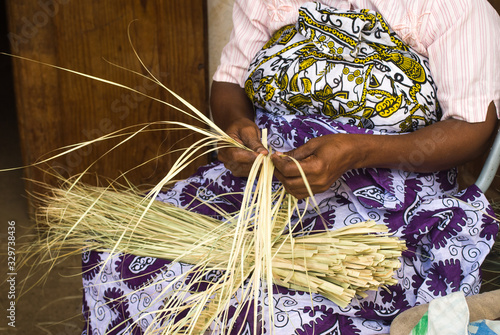 Artisanat traditionnel dans un atelier de Sada à Mayotte.