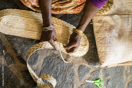Artisanat traditionnel dans un atelier de Sada à Mayotte.