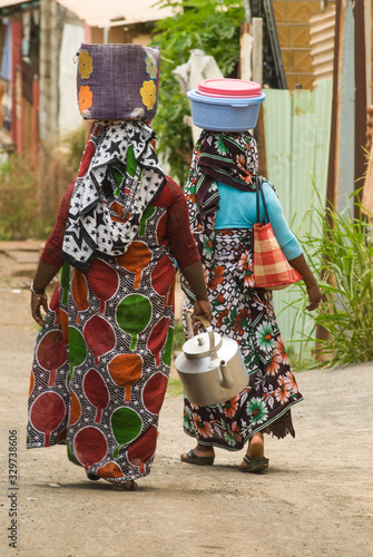 Femmes marchant dans la rue, Mayotte.