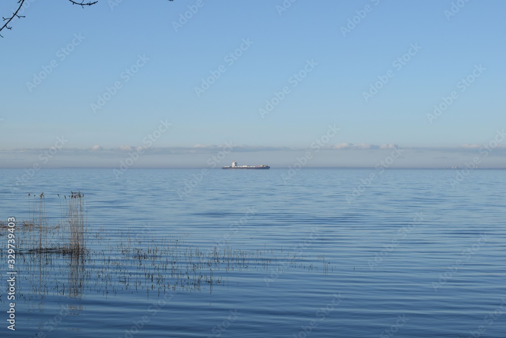 Naklejka premium boat on the lake