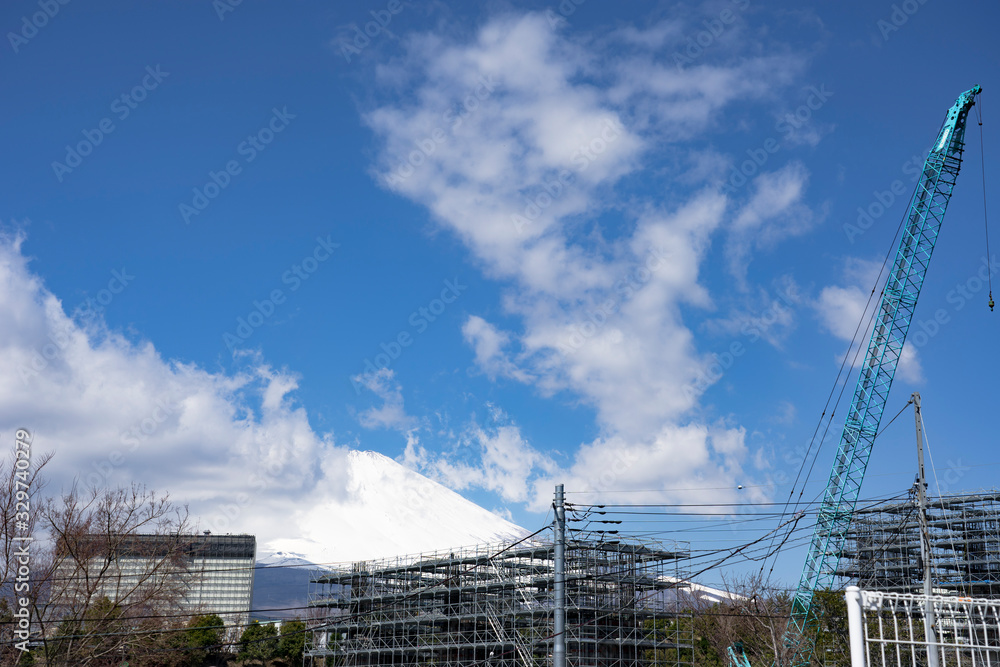 富士山と建築中のビル