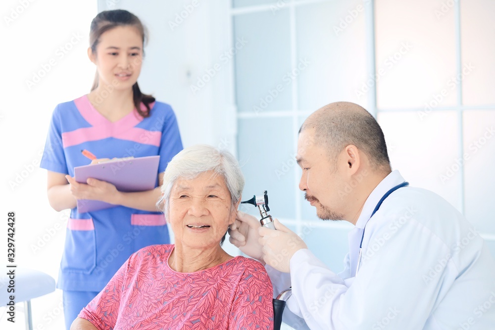 Obraz premium female doctor with a patient in the hospital
