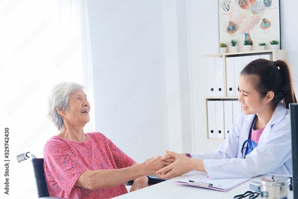 Fototapeta premium doctor talking to his patient
