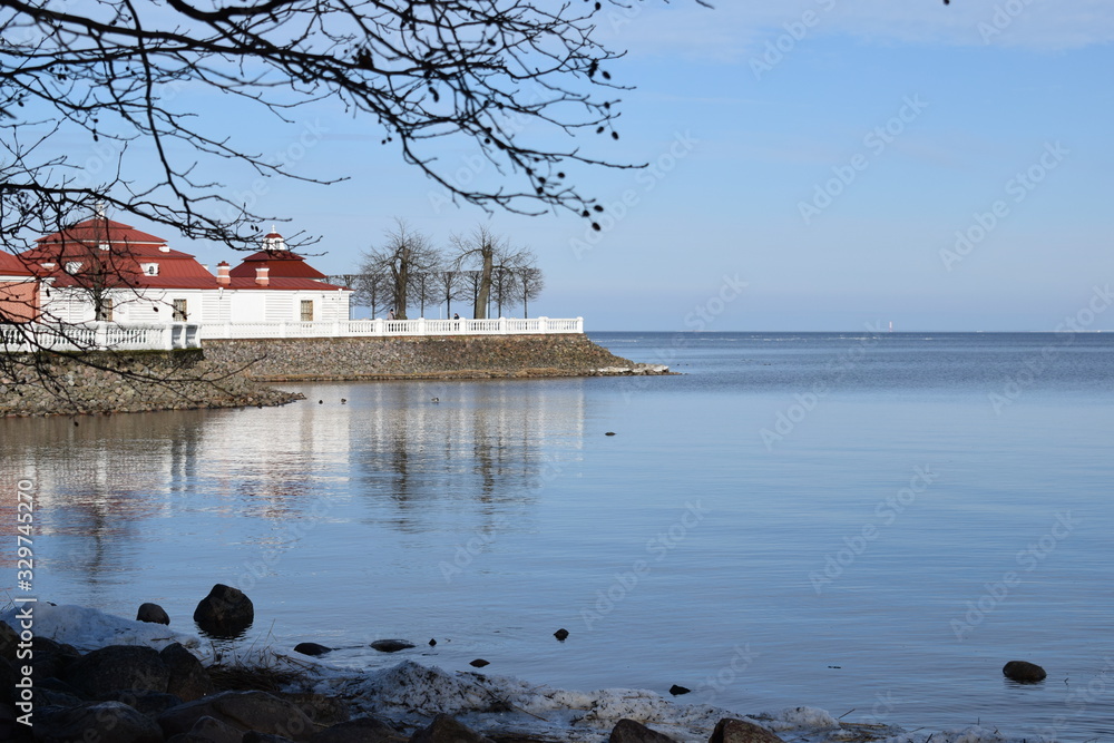 Fototapeta premium walk along the embankment on a Sunny day