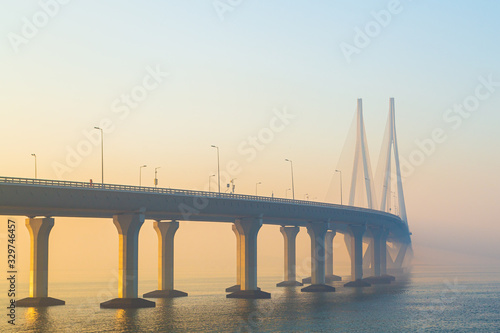 Fotografie sunrise view of the sea link bridge connecting Mumbai city suburbs to Bandra mad