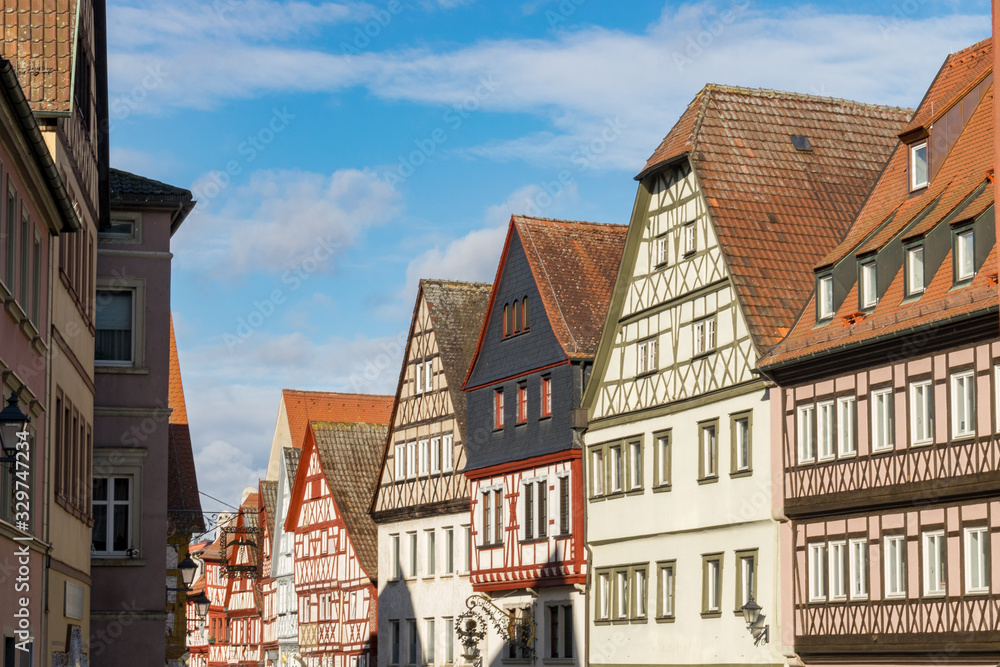Die Altstadt von Ochsenfurt in Bayern nahe Würzburg ist geprägt von altem Fachwerk.
