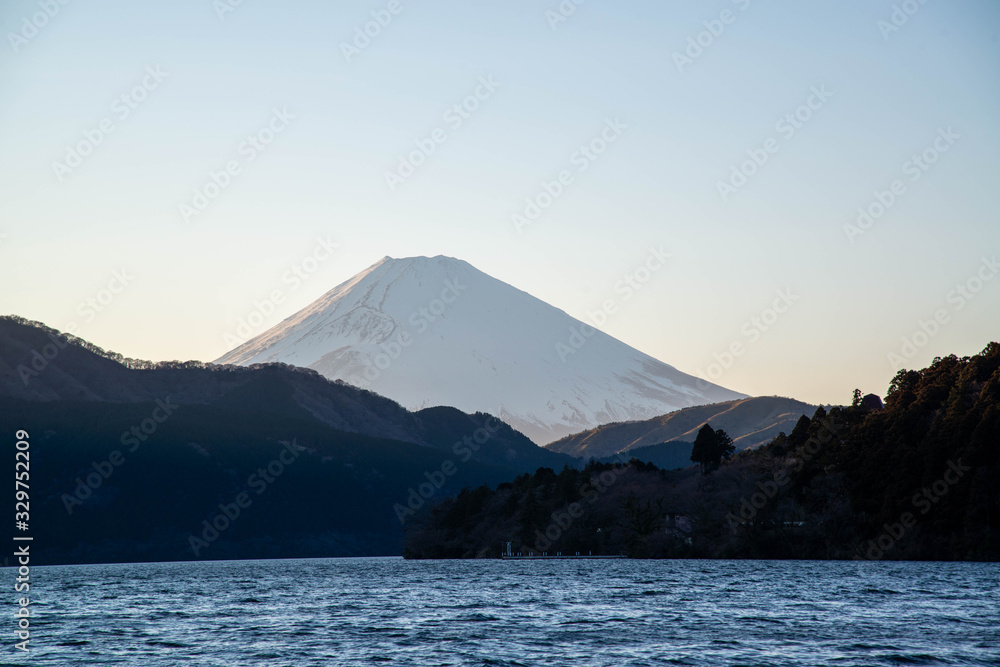 芦ノ湖から望む富士山