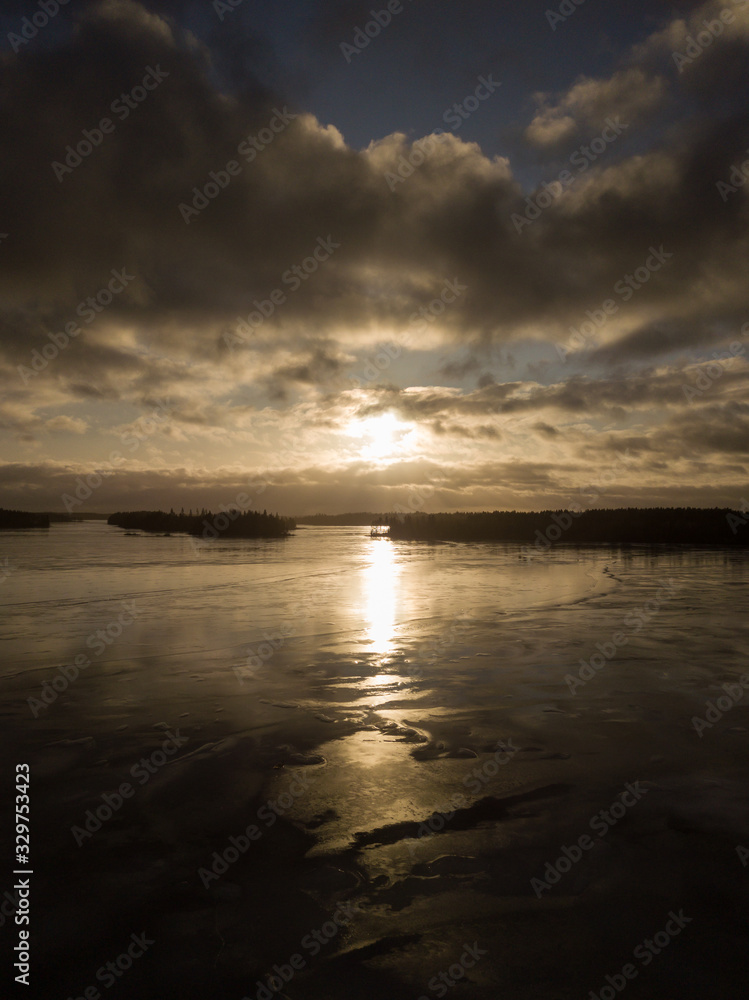 Obraz premium Sunset at frozen lake