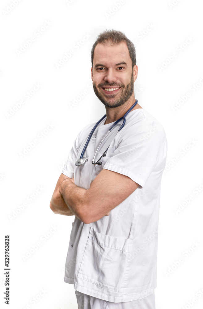 Doctor con fonendoscopio mirando de frente sonriendo Doctor con fonendoscopio mirando de frente sonriendo