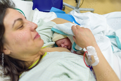 Bebé recién nacido en brazos de su madre