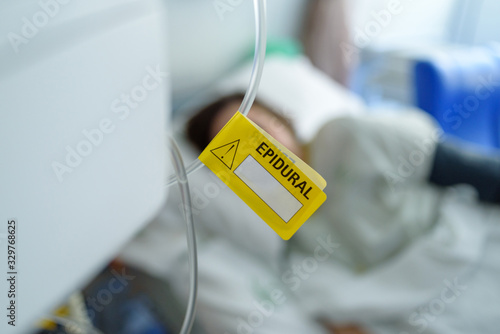 Etiqueta amarilla epidural en hospital photo