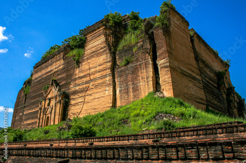 Pagoda Inacabada En Mingun Paya Templo En El Río Irawaddy En Mandalay, Myanmar. photo