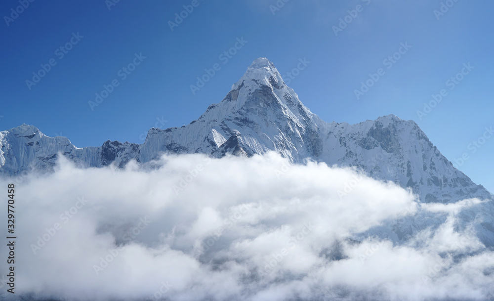 Fototapeta premium Ama Dablam 6814m chmury pokryte szczytem Widok w pobliżu osady Dingboche w Parku Narodowym Sagarmatha w Nepalu. Trasa trekkingowa Everest Base Camp (EBC).