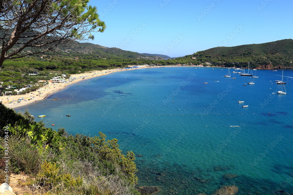 Veduta del golfo di Lacona, Isola Elba, Italia, con spiaggia, mare azzurro e barche