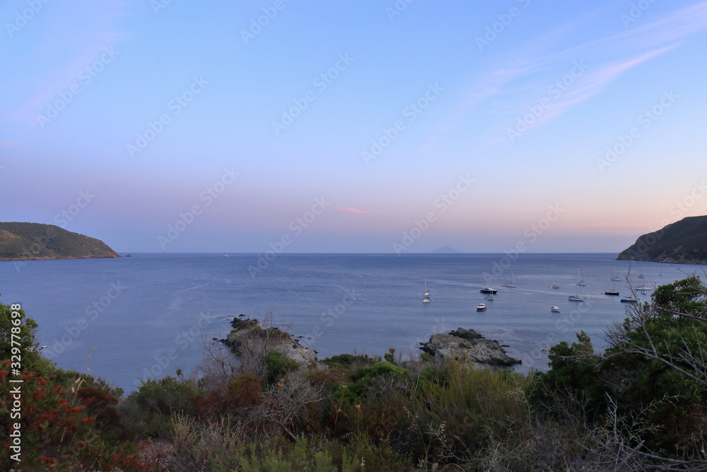 Panorama marino al tramonto nei pressi di Lacona, Isola Elba, Toscana, Italia