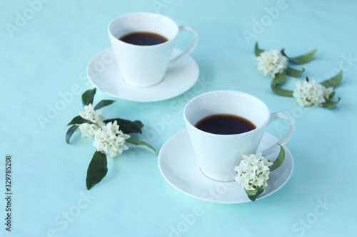 白い沈丁花とコーヒー