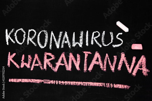 Koronavirus 2019-nCoV.  Napis wykonany kredą na tablicy szkolnej: Koronawirus Kwarantanna. Odwołanie zajęć w szkole. 