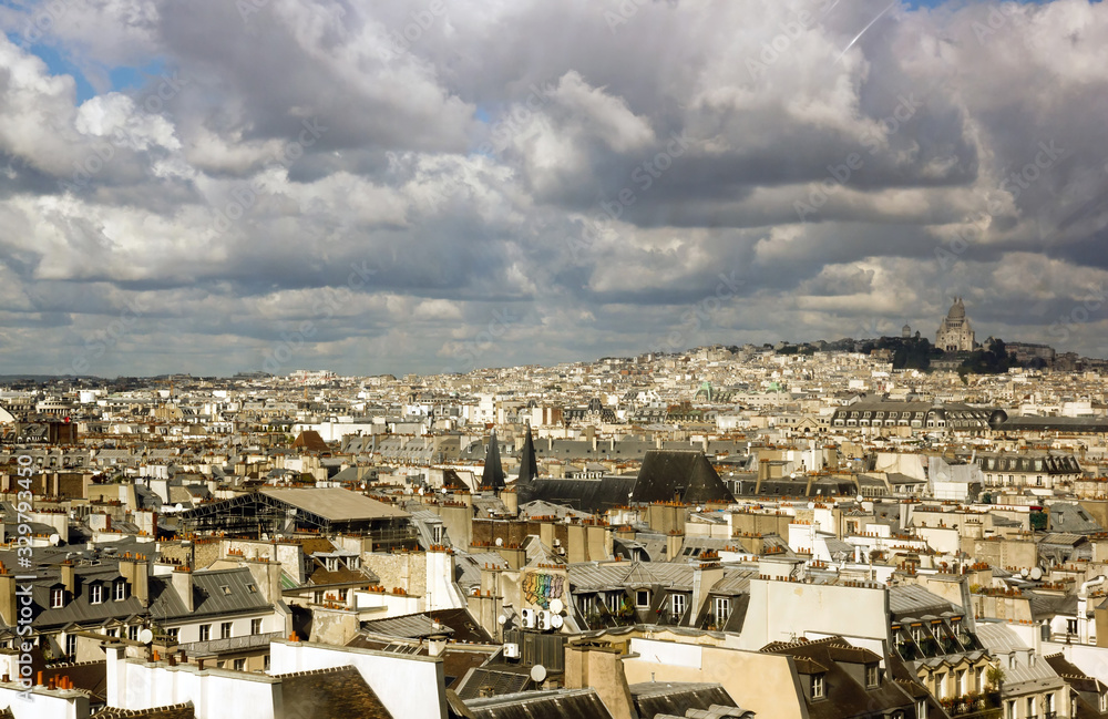 Les toits de Paris sous un ciel d'orage . Au loin le Sacré Coeur (Paris France)