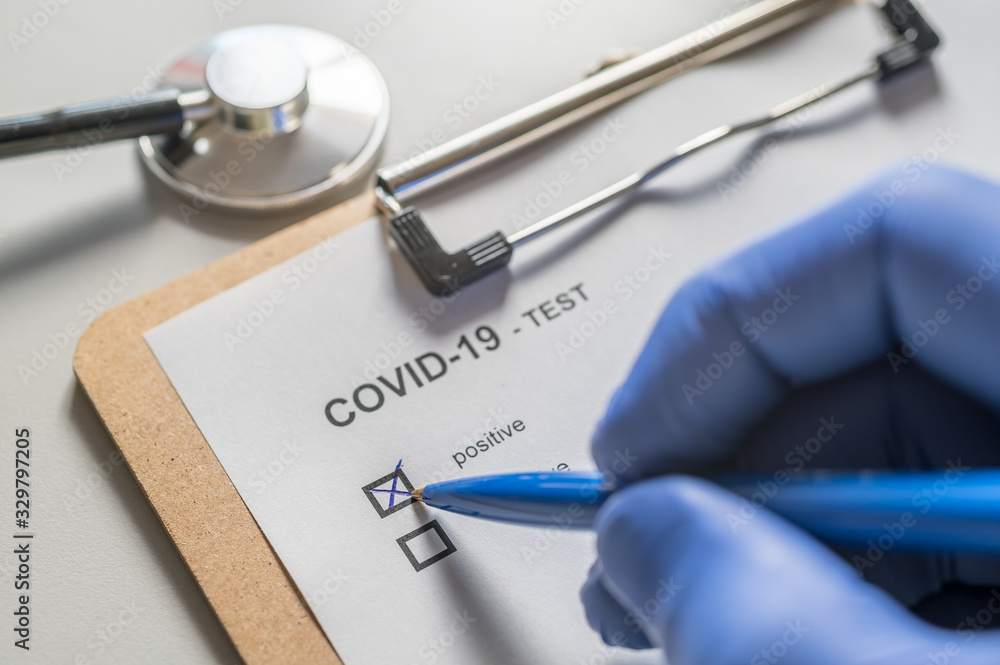 Ausbreitung des Coronavirus wird von einem Arzt nach positiven Test dokumentiert - obrazy, fototapety, plakaty 