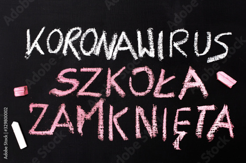 Koronawirus 2019-nCoV Napis wykonany kredą na tablicy.  Zamknięte szkoły i odwolanie lekcji. 