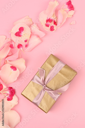 Floral frame with gold gift box on pink background. Greetings concept © SYARGEENKA