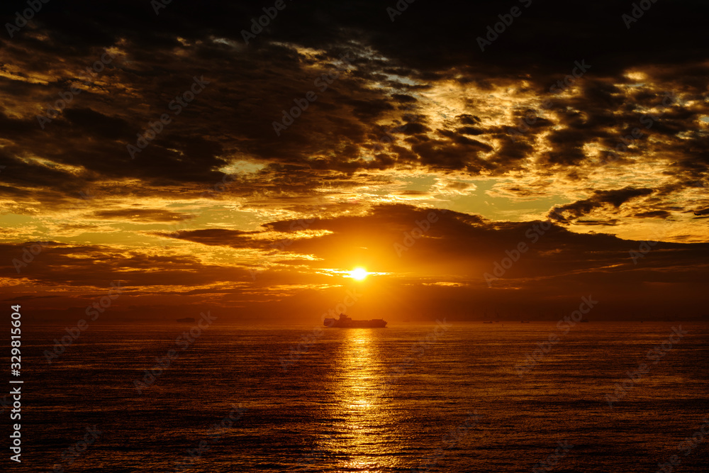 Fototapeta premium 夕陽を進む