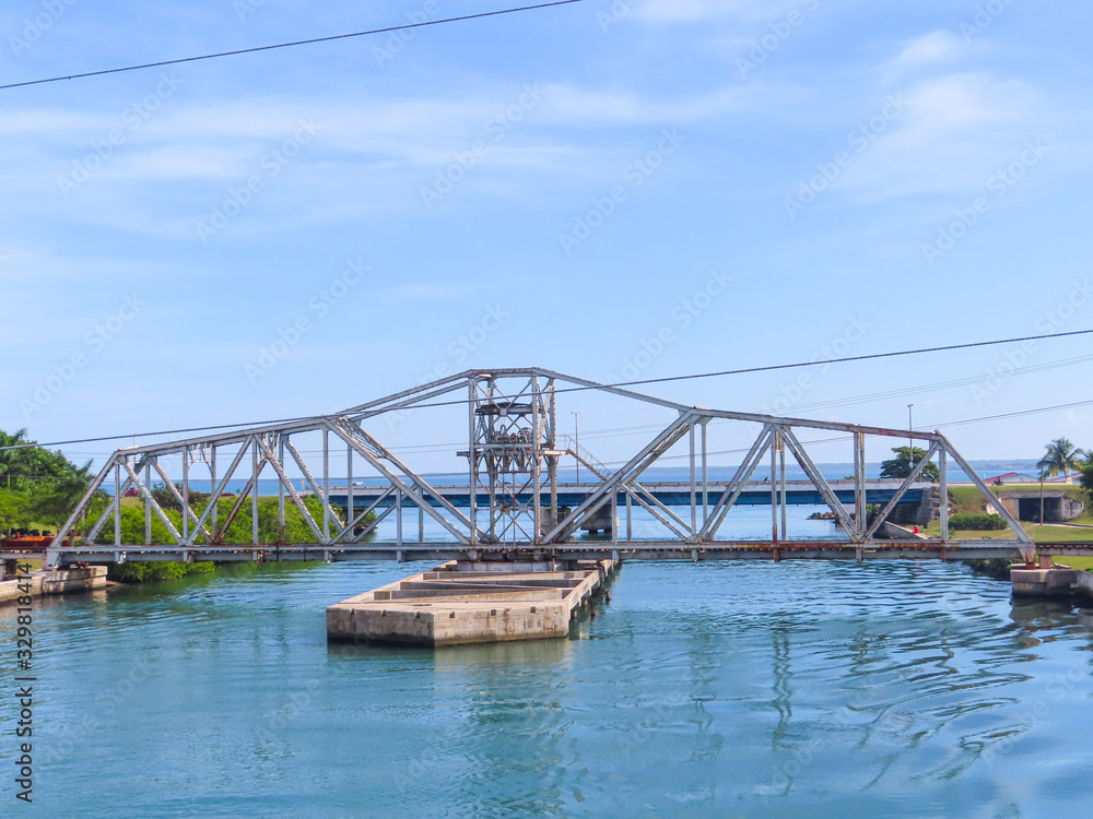 Obraz premium A bridge over a river in Matanzas Cuba