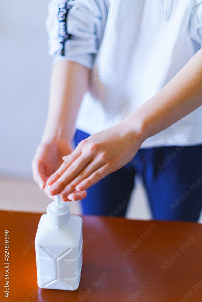 Obraz premium 消毒 アルコール アルコール消毒 ウィルス インフルエンザ コロナ 対策 予防 冬 人物 日本 手