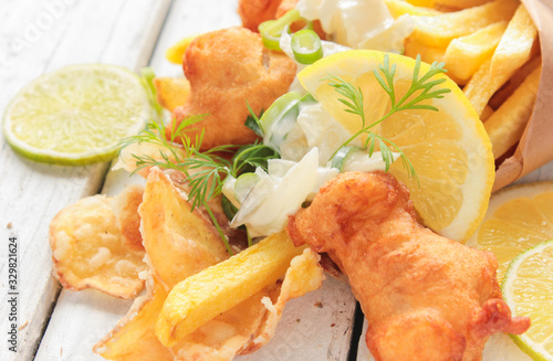 Fish and Chips Backfisch mit Pommes Portion Snack Tüte photo