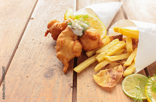 Backfisch Pommes Tüte Kartoffelchips Fish and Chips Top View photo