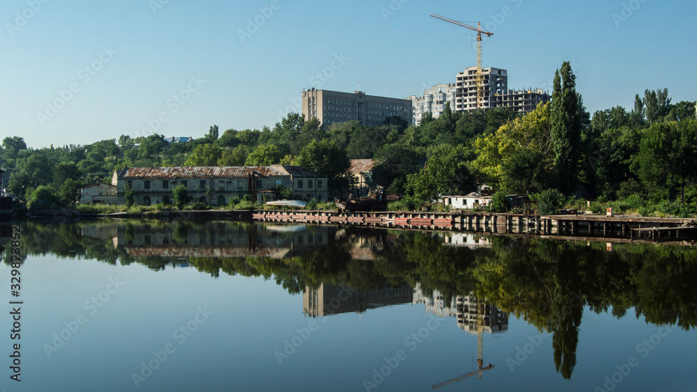 Fototapeta premium Green park and buildings by the river