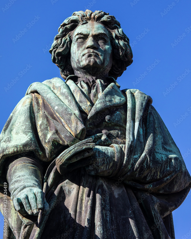 Fototapeta premium Ludwig van Beethoven Statue in Bonn, Germany