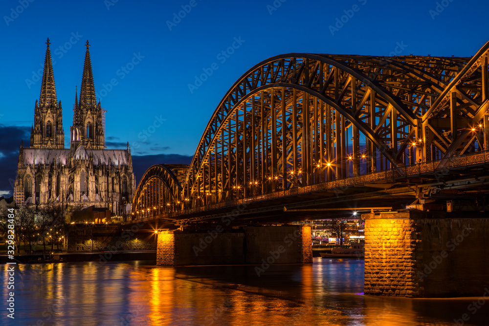 Obraz premium Cologne Cathedral and the Hohenzollern Bridge, Germany
