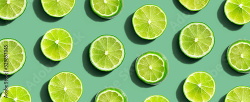 Photographie Fresh green limes overhead view - flat lay