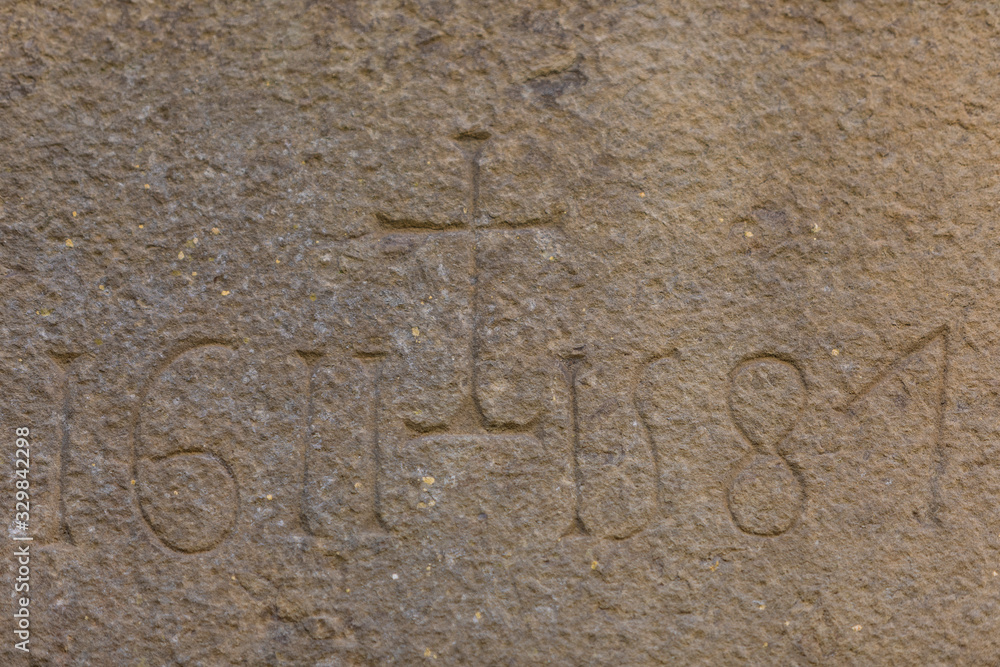 Dintel de piedra en Rupit (Osona, Barcelona, Catalunya) con la inscripción 1660