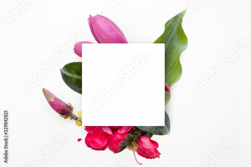 Mockup de tarjeta blanca sobre flores naturales