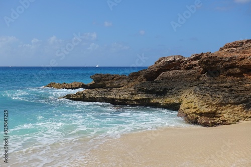 View of a beach on the blue Caribbean Sea in Saint Martin (Sint Maarten), Dutch Antilles © eqroy