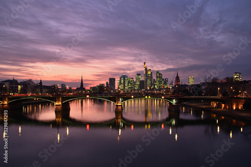 Abendd  mmerung   ber der Skyline von Frankfurt