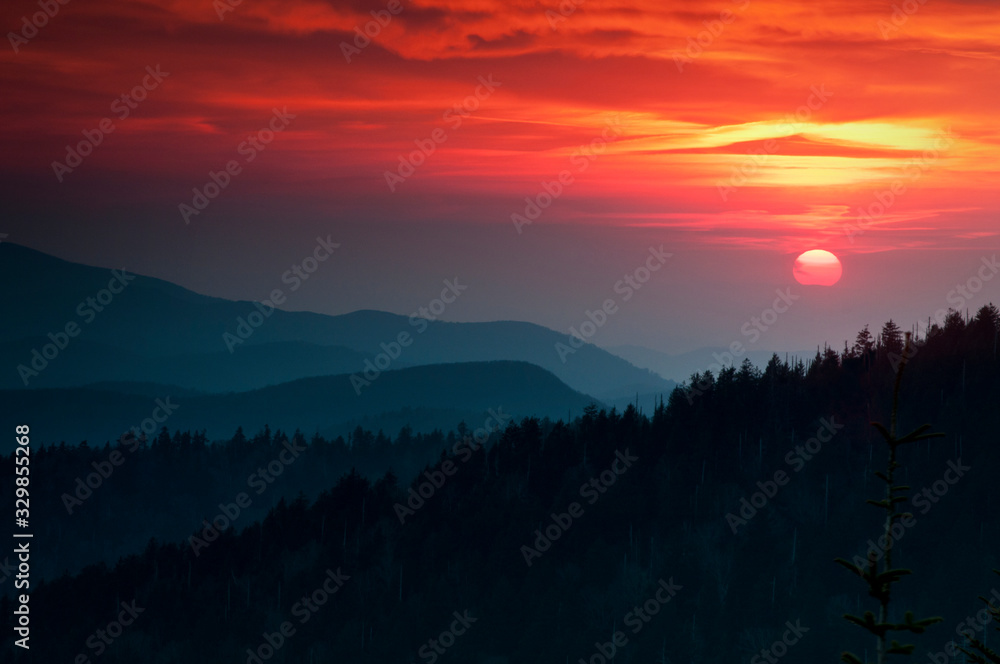 Obraz premium Sunset over the Smoky Mountains viewed from Clingman's Dome in Great Smoky Mountains National Park.