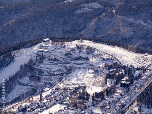 Luftbild der Bobbahn in Winterberg Sauerland mit Schnee.