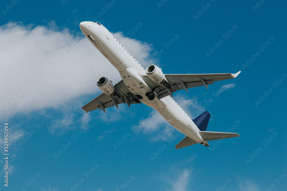 Obraz premium Airplane taking off into the clouds.