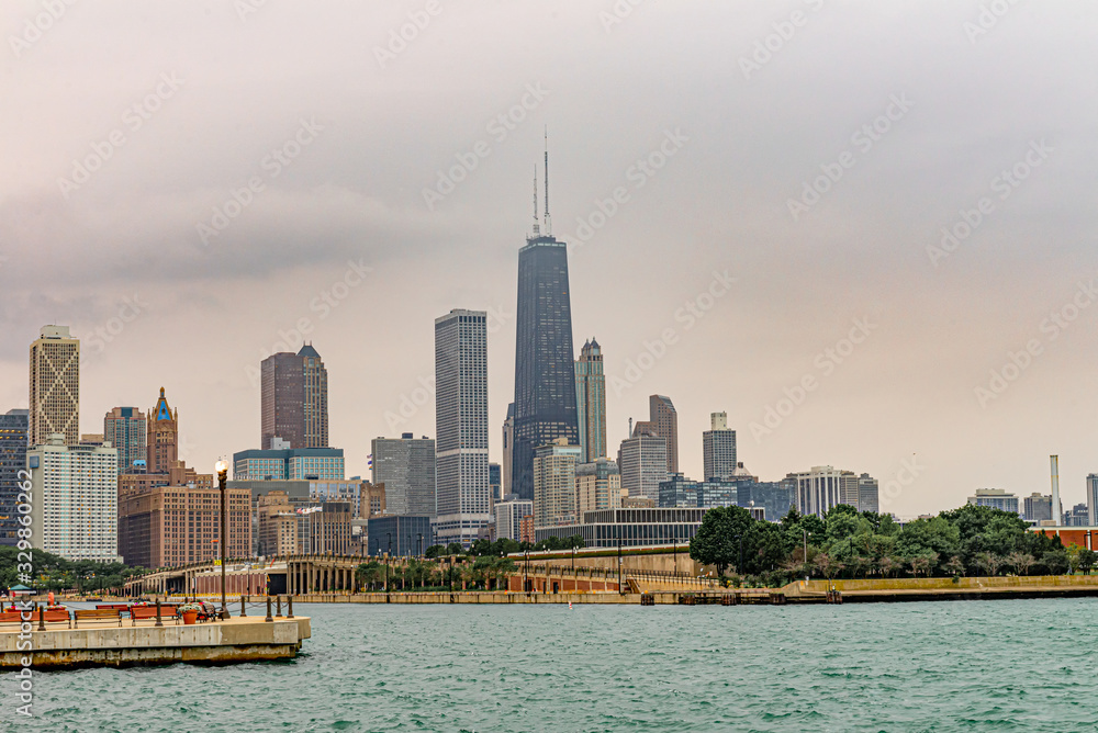 Obraz premium Skyline of Chicago from lake Michigan