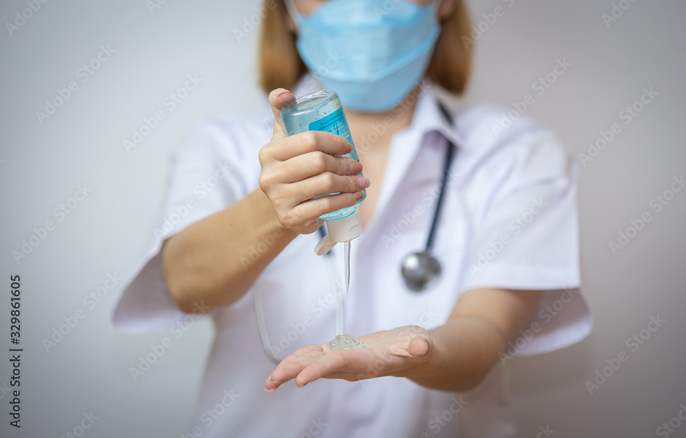 women doctor teaches to wash hands with alcohol gel To kill Covid 19 women doctor teaches to wash hands with alcohol gel To kill Covid 19