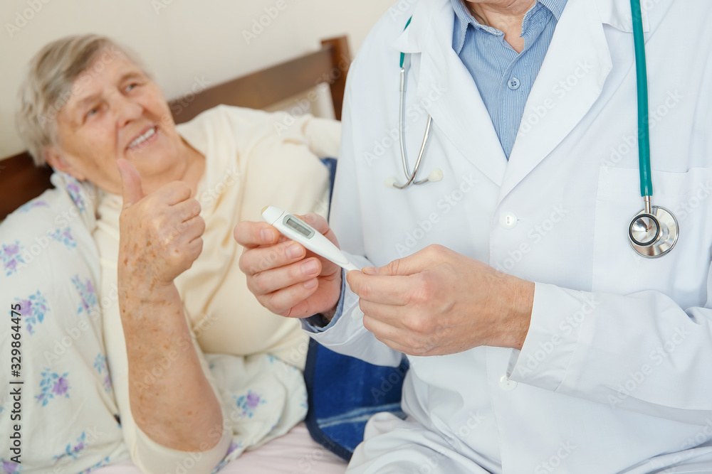 Home doctor discusses the condition of a sick woman Home doctor discusses the condition of a sick woman