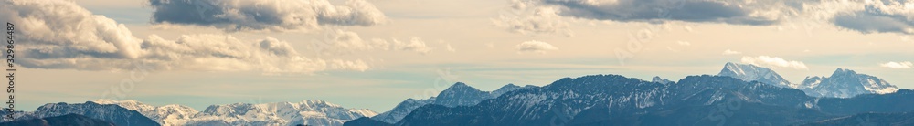 Oberösterreich Nationalpark Kalkalpen Dachsteingebirge Totes Gebirge Höllengebirge Panorama von Kremsmünster aus gesehen