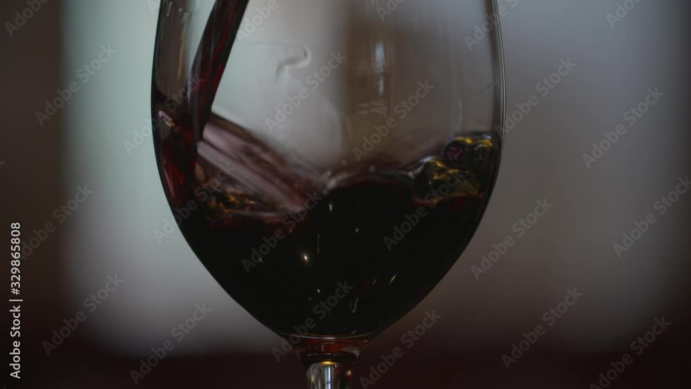 Wein eingießen Zeitlupe