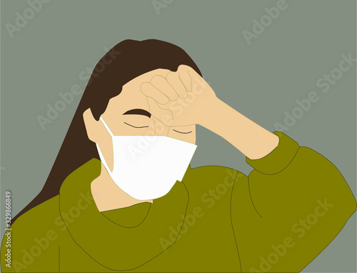 mujer con cabello castaño y piel clara, con su mano izquierda sobre la frente con una expresión de incomodidad, una mascara facial y un suéter color camello, sobre fondo gris 