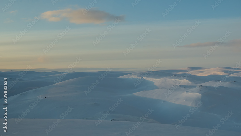 Schneebedeckte Berge am Nordkap, Norwegen, mit blauem Himmel