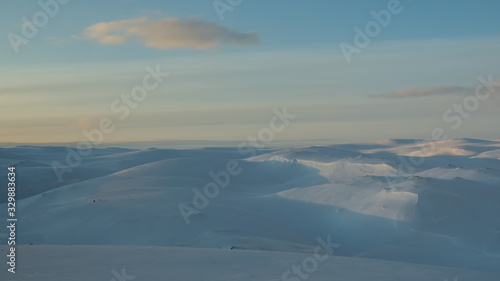 Schneebedeckte Berge am Nordkap, Norwegen, mit blauem Himmel